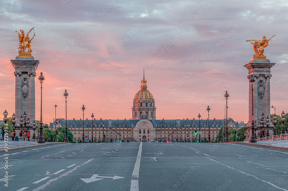 lever de soleil sur les Invalides à Paris