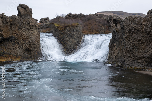 Hjálparfoss - Wasserfall des Flusses Fossá í Þjórsárdal nahe Fluðir im Süden Islands.