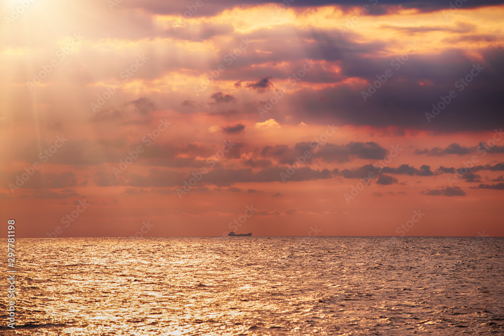 Obraz premium Sunrise with a boat