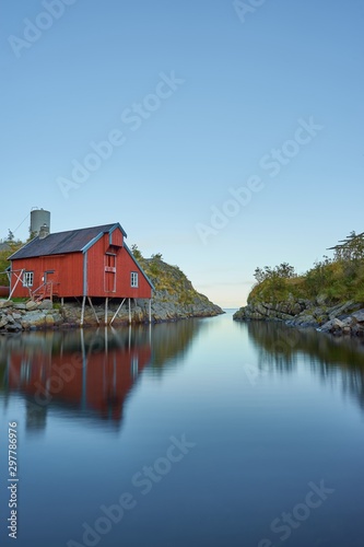 Red house on the coast 1 © Lars