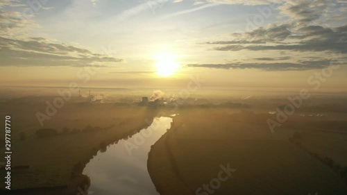 Romantischer Sonnenaufgang an einem Fluss mit Dunst während Bauern Demo in Hannover photo