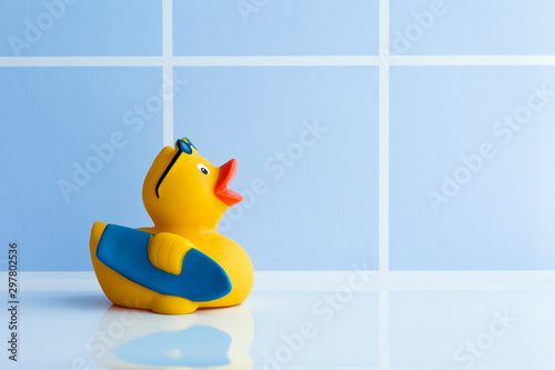 Stampa su Tela Yellow rubber duck with surfboard