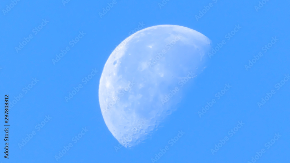 Weißer Mond an klarem blauen Himmel Weißer Mond an klarem blauen Himmel