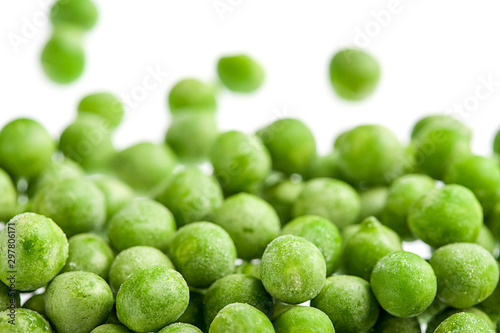 fondo de guisantes verdes congelados en un fondo blanco © NGEL