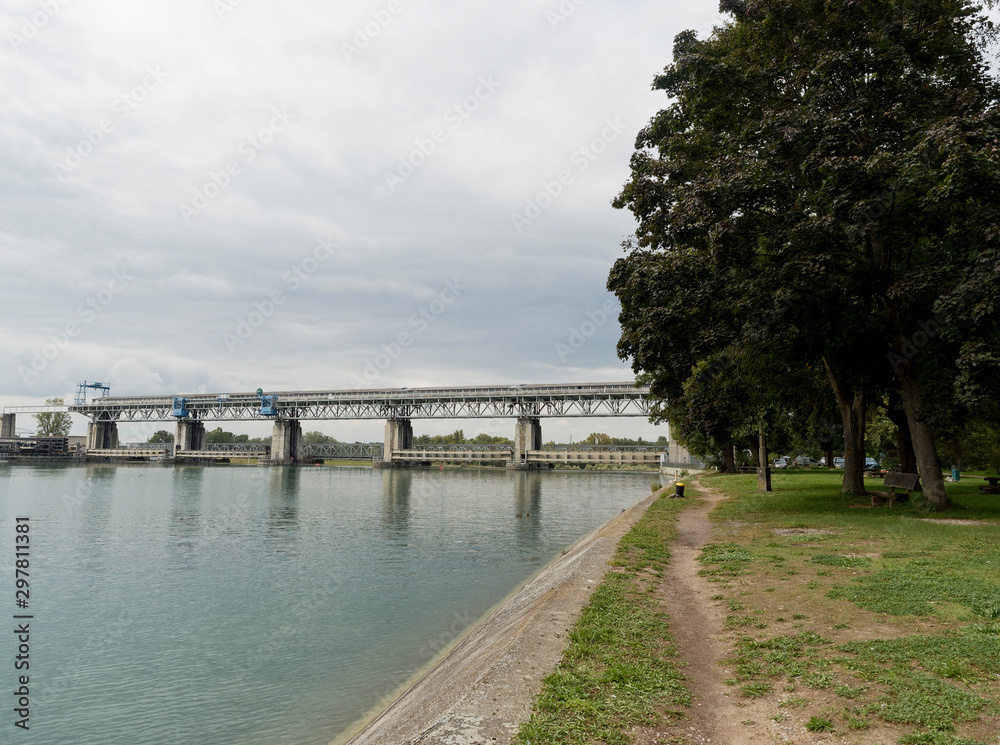 Le Rhin à Weil am Rhein. Barrage de Märkt en Allemagne associé à la centrale hydoélectrique de Kembs avec passage au dessus du vieux-Rhin vers Village-Neuf à la Petite Camargue