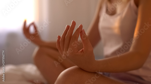 Foto Closeup of woman meditating in lotus pose, morning relaxation, body balance