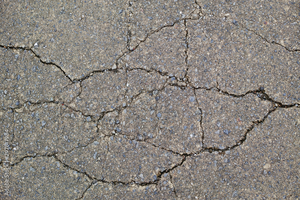 Obraz premium ひび割れた古い舗装道路の表面