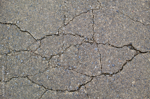 ひび割れた古い舗装道路の表面
