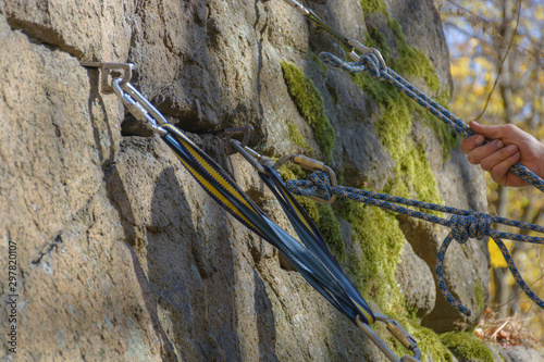Fotografie Work out of organization belay station in climbing in natural conditions on a natural relief