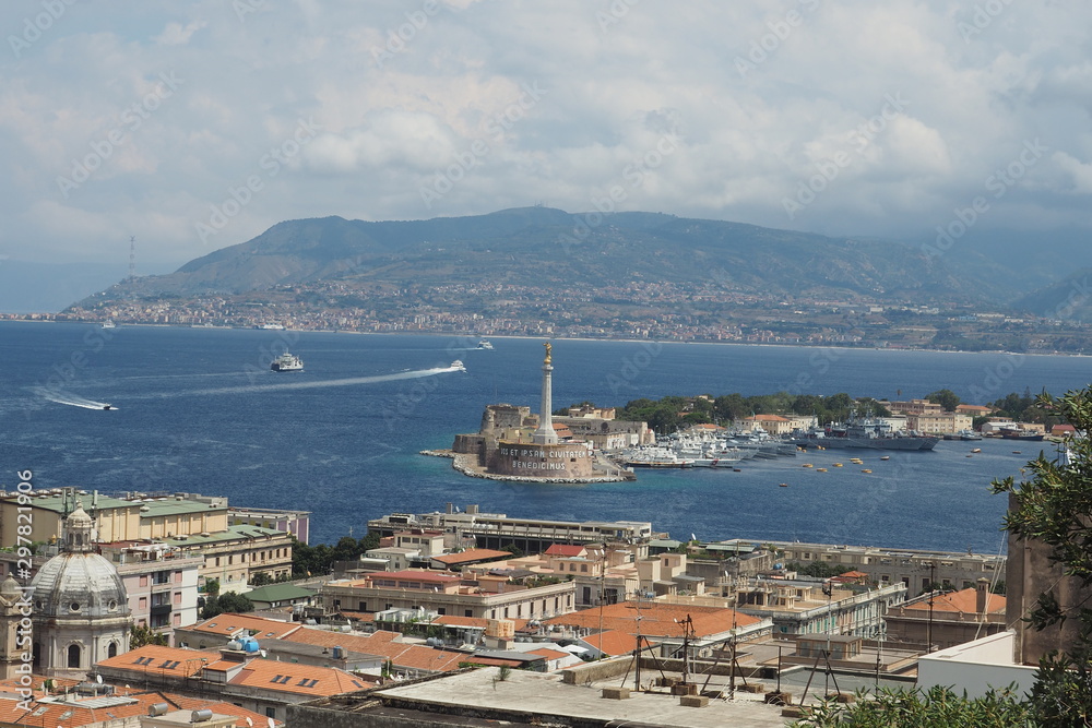 Hafen-Einfahrt von Messina mit Statue