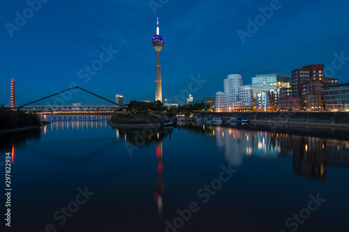 Obraz na płótnie Düsseldorf Medienhafen am Abend w salonie