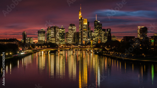 Frankfurt-Skyline mit Abendrot