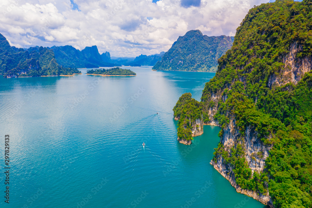 Obraz premium Beautiful mountain and blue sky with cloud in Khao Sok National park locate in Ratchaprapha dam in Surat Thani province, Thailand.