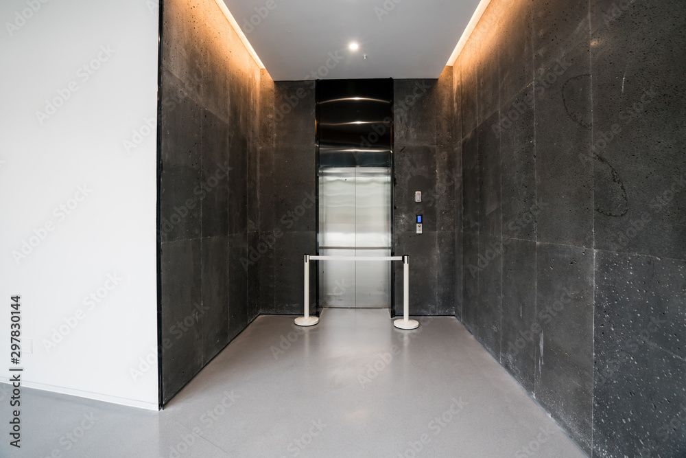 Obraz premium Elevator Room of Art Center