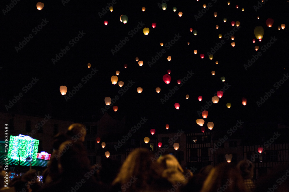 Lâchers de lanternes de nuit en ville à Bayonne Pays basque