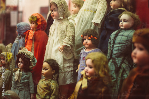 dużo róznych lalek. lalki są ubrane w sukienki. stare zabawki