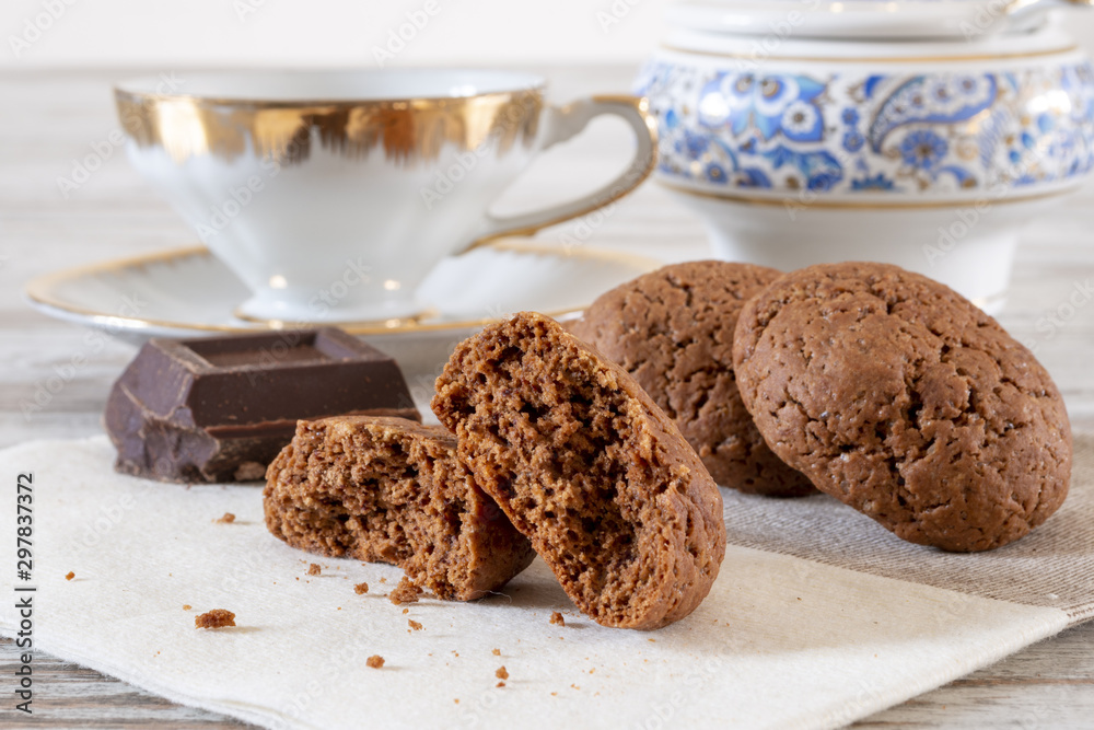 Fototapeta premium biscotti della nonna al cioccolato fondente e tazza da tè