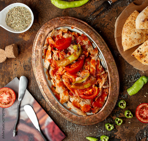 Konstfotografi iskender kebab on the table top view