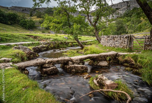 Fotografía Low Bridge in Malham Cove, Yorkshire