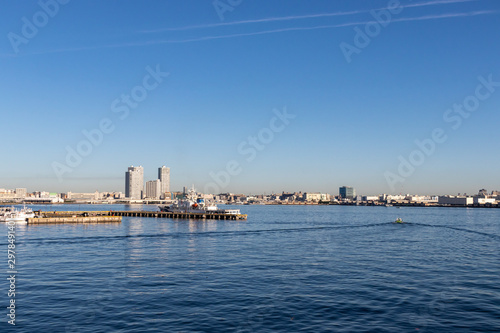 横浜港と船（撮影場所：横浜港大さん橋） © parallel think
