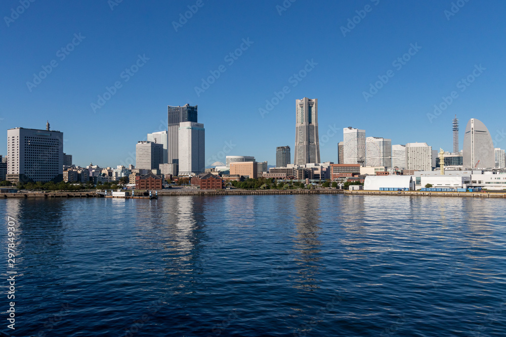 Naklejka premium 富士山の初冠雪と横浜みなとみらいのビル群（撮影場所：横浜港大さん橋）