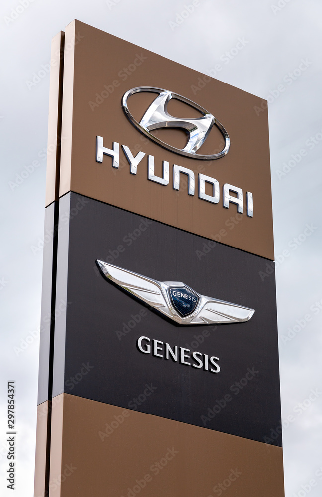 Hyundai Genesis Logo Looks Like Bentley