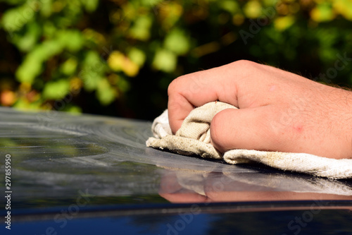 Nakładanie wosku na karoserię samochodu i polerowanie lakieru