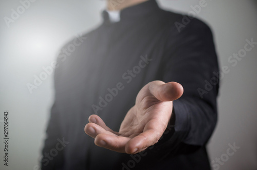 Canvastavla Priest giving a helping hand