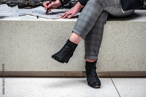 Canvas Print girl wrting at bench, dublin