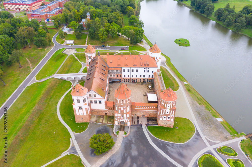 Naklejka premium Mirsky Castle and its reflection in the lake in summer
