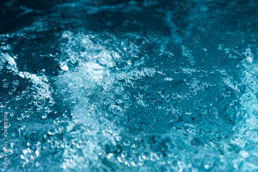 Obraz premium Soft focus of bubbling water background, Relaxation pool, spa hydrotherapy