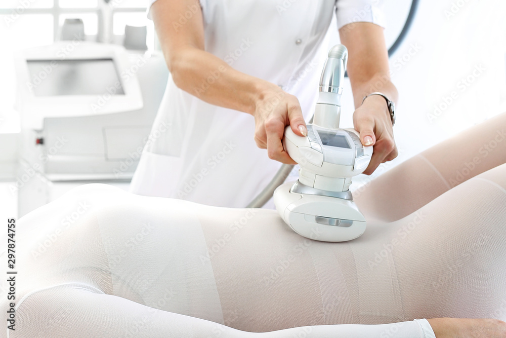 Foto Stock Vacuum massage. Endermology, abdominal vacuum massage. A woman's  body during a care treatment | Adobe Stock