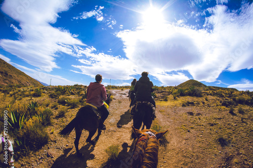 Cabalgando en caballo por las montañas de Real de Catorce photo