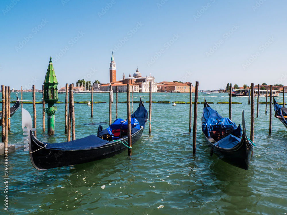 Gondolas de Venecia estacionadas 