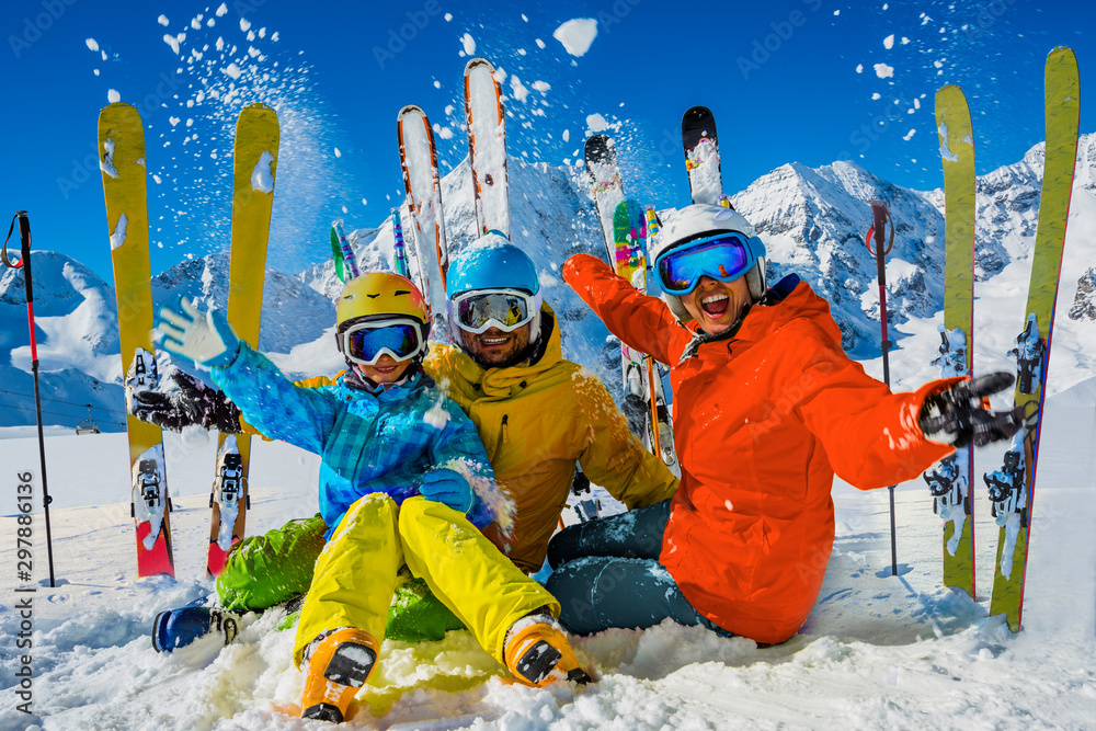 Fototapeta Szczęśliwa rodzina korzystających zimowe wakacje w górach. Zabawa ze śniegiem, słońce w wysokich górach. Ferie.