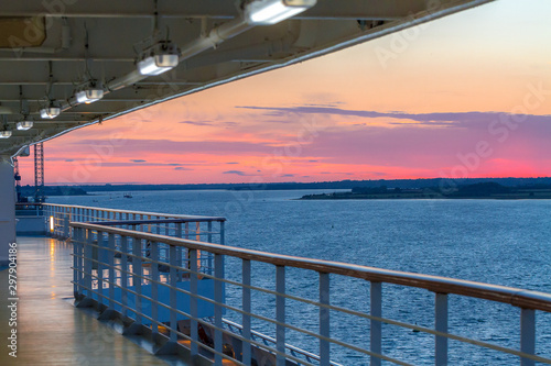 vistas a bordo de un barco de la puesta de sol de la costa