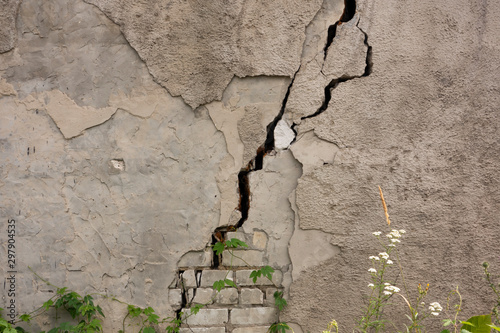 Canvas Print Damaged house dilapidated old building wall