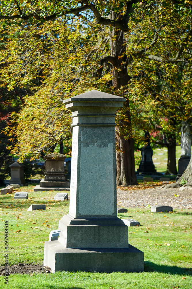 Obraz premium Beautiful Fall Day in the Cemetary