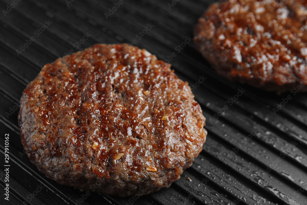 Prepared meat cutlets for burger on grill, closeup - obrazy, fototapety, plakaty 