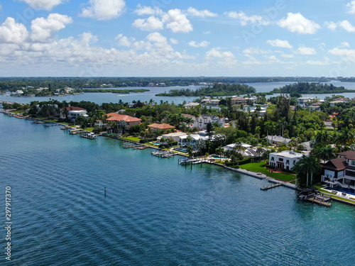 Aerial view of Bay Island neighborhood and luxury villas next the ocean, in Sarasota, Florida, USA © Unwind