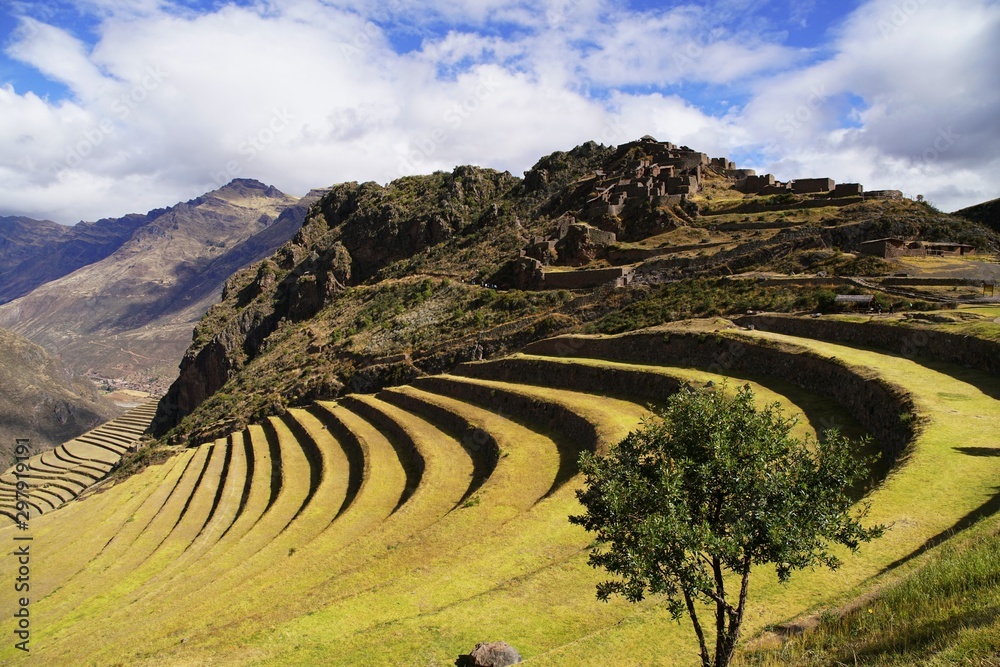 Φωτογραφία Terraces of Pisac in the Urubamba valley in the Andes of Peru