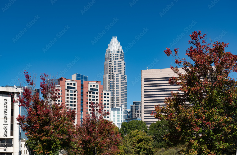 Obraz premium Charlotte, North Carolina city skyline in early autumn with blue skies