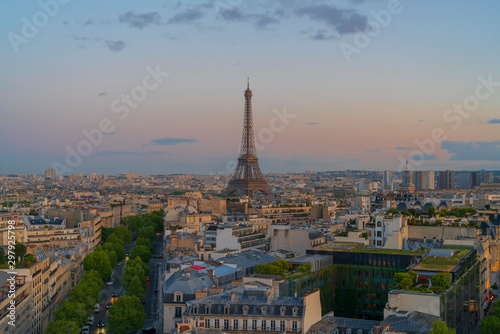 Paris skyline and Eiffel tower at dusk © Buabong