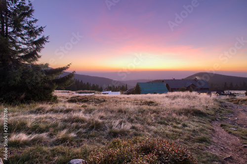 Schronisko pod   nie  nikiem -   nie  nik - Karpaty - Polska 