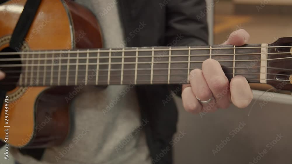 Hombre y su guitarra
