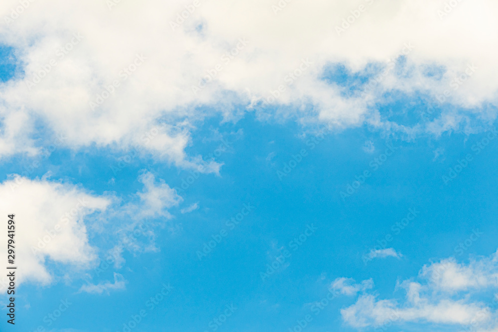 Naklejka premium Natural light from the sun with blue sky and white clouds.