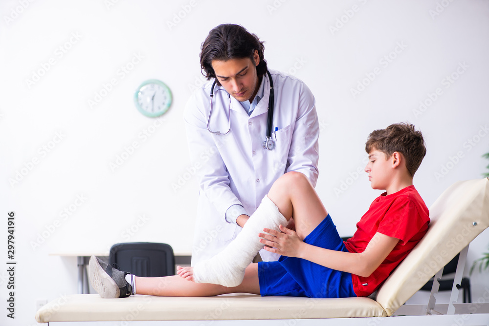 Leg injured boy visiting young doctor traumatologist Leg injured boy visiting young doctor traumatologist