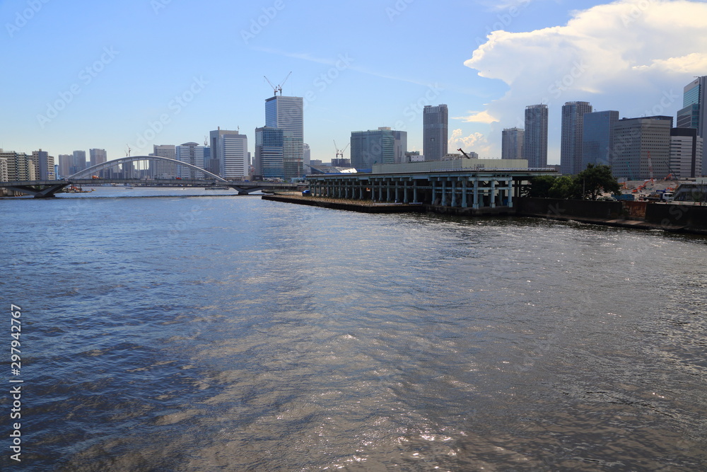 隅田川と再開発前の築地風景