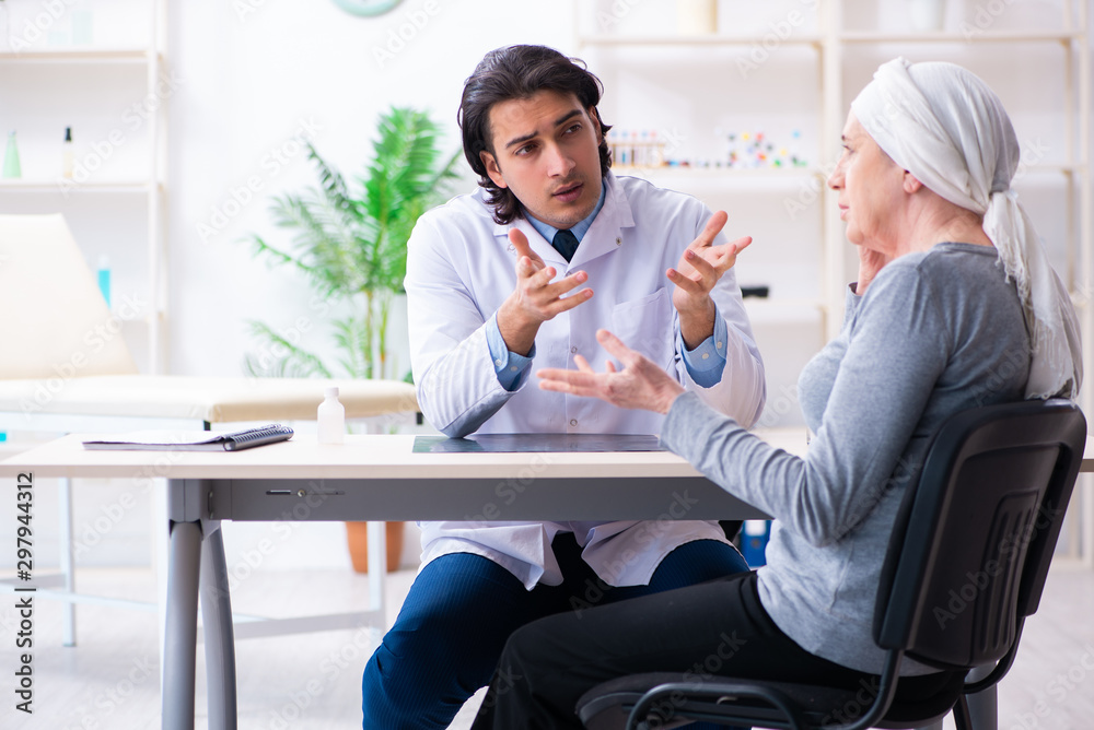 Obraz premium Young male doctor and female oncology patient