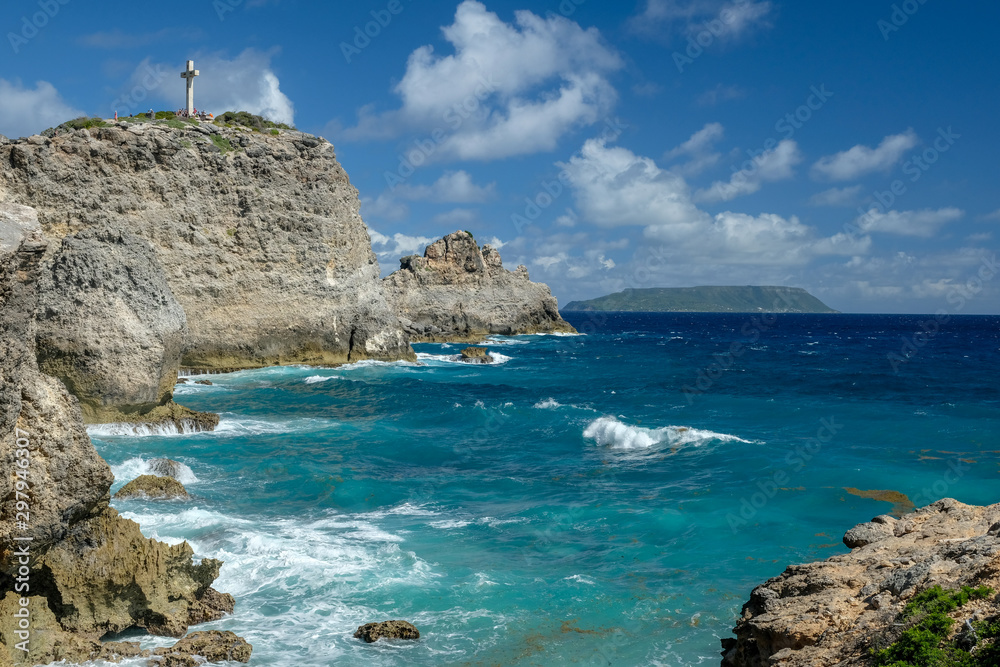 Croix en haut d'une falaise à la pointe des châteaux, Guadeloupe, France
